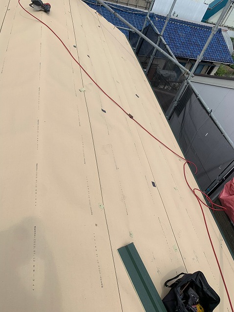 スレート屋根から横暖ルーフを使った屋根カバー工事を行いました！川口市屋根カバー工事　横暖ルーフαｓ　ニチハ　センタールーフ　スレートボロボロ　ガルバリウム鋼板　